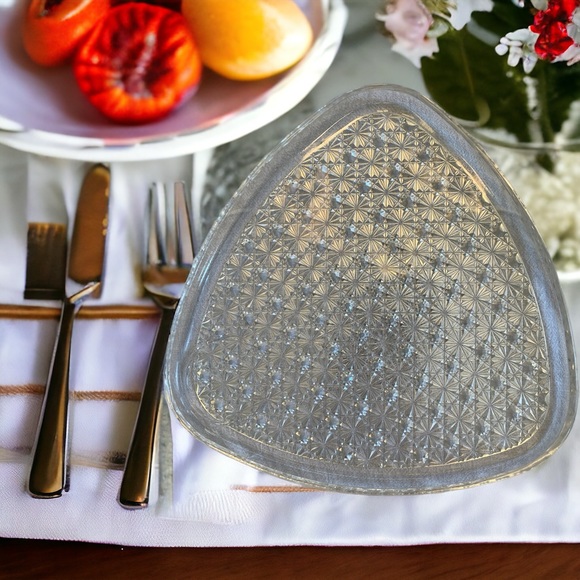 Set of 4 Vintage 1950s “Daisy & Button” Anchor Hocking triangular plates. 9” - Picture 2 of 4